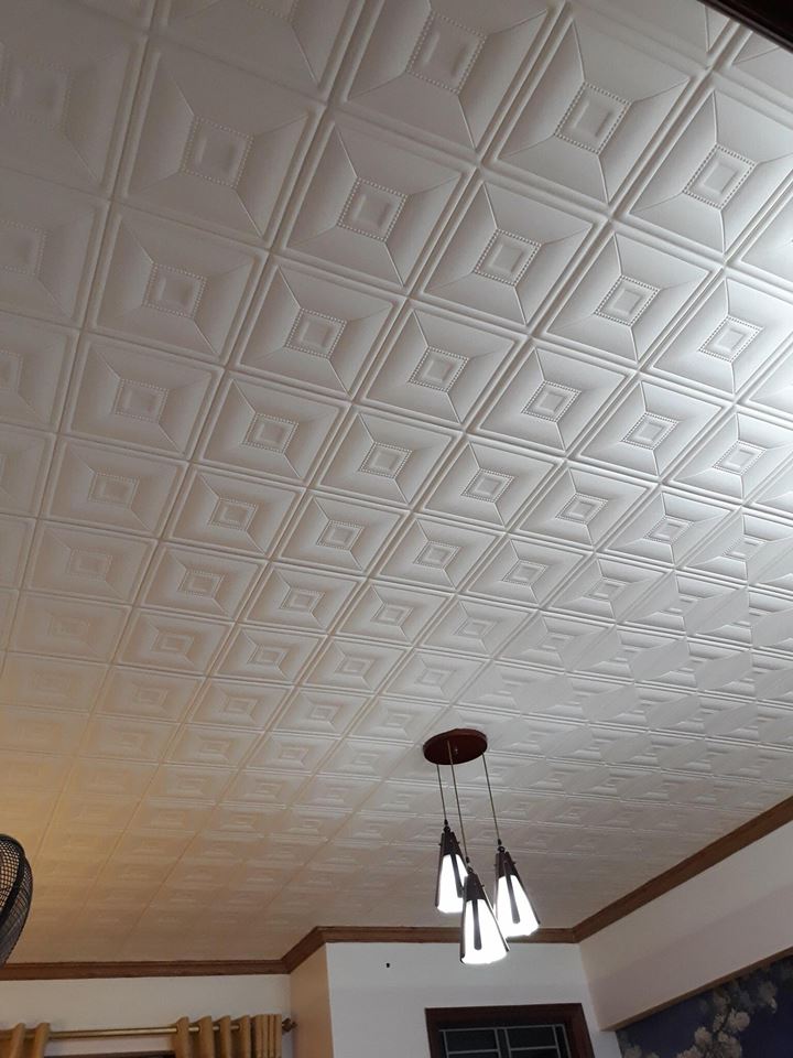 trần nhà được trang trí bằng xốp dán tường